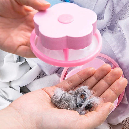 Hand met dierenhaar dat uit het wasmachinefilter komt